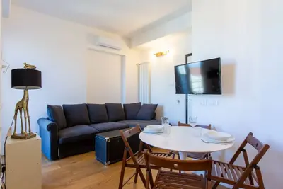 Image de GuestHost - Cozy and modern 70 sqm apartment, able to comfortably accommodate up to 6 people, located on the 5th floor of a modern building with lift (Not suitable for disabled people). The property is located in an extremely strategic area, just 400 met