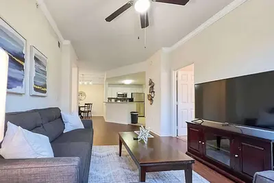 Image de Walking Distance to Boutique Shops, Private Garage