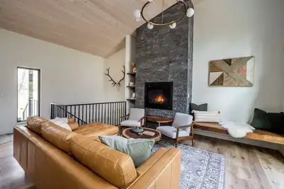 Image de Modern Cabin | Hot Tub + Forest Views | Sleeps 8