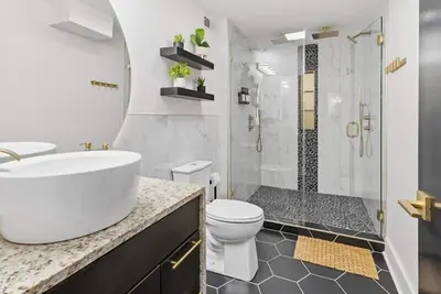 Corner Flat off Meridian - Walk Anywhere Downtown