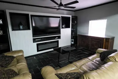 Image de Spacious Houston Stay w/ Pool Table, Gym & Backyard Bar