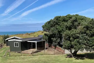 Image de Recently renovated One-Bedroom Bach on Waverly Beach