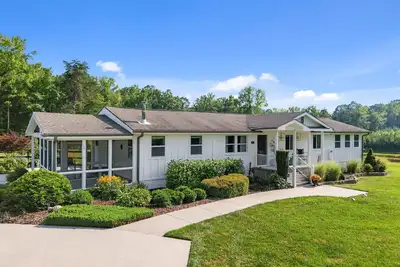 Image de Secluded Horse-Country Farmhouse w/ Pond+36 Acres+Near Durham