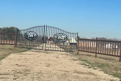 Image de Spacious 4-bedroom 4-bath home in the country on 10 acres.