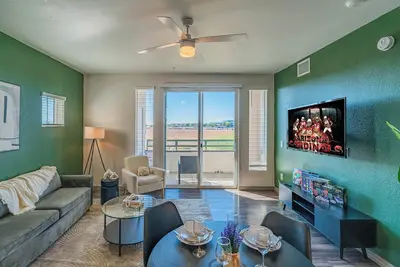 Image de Steps from Stadium w/Balcony, Pool, Gym, Parking, W/D