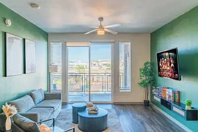 Image de Stadium Area Unit w/ Balcony, Pool, Gym, Parking, W/D