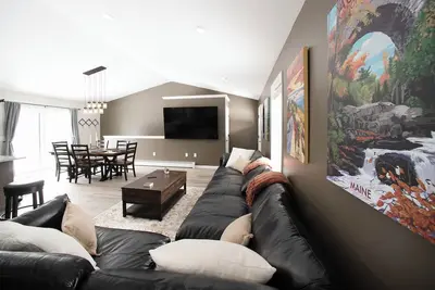 Image de Upscale living in a country setting, in the middle of all that Maine offers