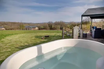 Image de Dog friendly glamping stay, Treecreeper, Kittisford Barton with hot tub