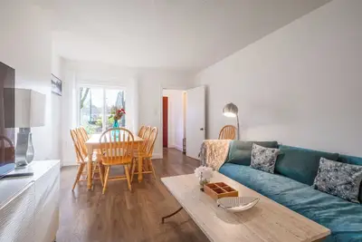 Image de Quiet 5 Br 7 bed Dunbar Escape w/ sunny Deck near Ubc