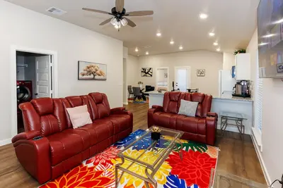 Image de Charming and spacious home in Great Neighborhood!