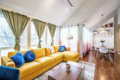 Image de Stylish & Cozy | King Bed | Arcade | Backyard & Bbq | Office & Hi-Speed Internet