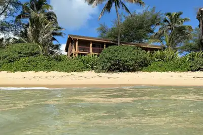 Image de True beachfront 5-bedroom house in Haena perfect for family getaways.