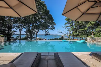 Image de Welcome to The Barn on Seaview- Cape Cod’s Premier Waterfront Oasis with Pool, Hot Tub & Endless Entertainment
