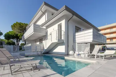 Image de Appartement tendance avec piscine partagée et terrasse