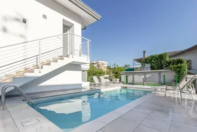 Image de Appartement moderne avec piscine partagée et terrasse