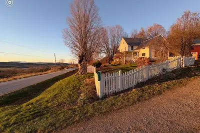 Image de Farmhouse With a View - 12 minutes from Middlebury