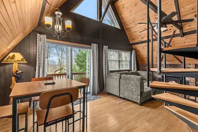 Image de Poconos Pines - Lake Access, Hot Tub, Sauna, Fire Pit!