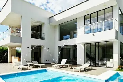 Image de Casa Aluna, an experience of luxury and calm located in Rozo, 20 minutes from the airport.