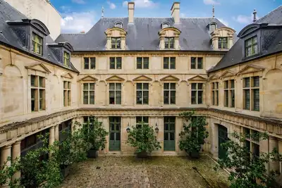 Image de Marais Estate:A 17th-Cent Magnolia Courtyard Facing the Historic Hôtel Jean Bart