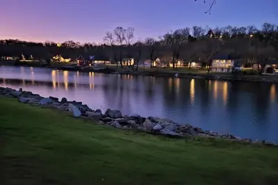 Image de 692 Walk-in Lakefront Oasis - Cozy, Calm, Scenic