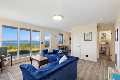 Image de Hill Hideaway - Secluded & Soaring Views of Crystal Lake - 5 mins to Frankfort!