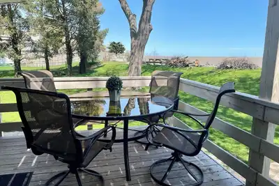 Image de “Bayview Shores\" Stylish Lakefront Ground Level!