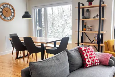 Image de Chalet le Léonord\nEn montagne, à 12 minutes des pentes de ski et de St-Sauveur