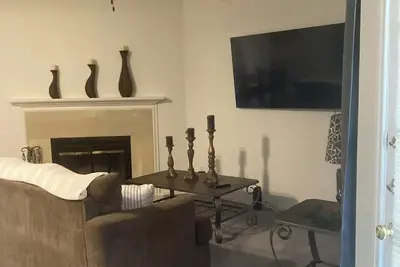 Image de 2Bd Updated Condo- N. Arlington Entertainment District - Gated w/ Parking