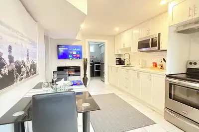 Image de 2br Walkout Suite | 2 Parking | Pool | Walk to Go