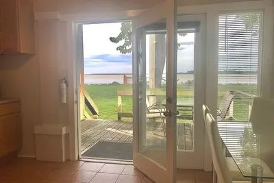 Image de \"Lookout Landing\" Scenic Lakefront Ground Level!