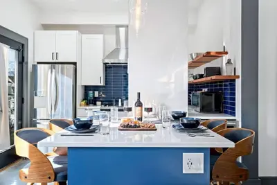 Image de Sleeps 10 | 2 Kitchens | Near Back Cove | Parking