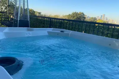 Image de Serene 4-bedroom house with private rooftop Hot Tub - Minutes to Downtown