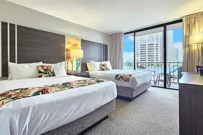 Image de 2 Queen Beds studio with Ac in vibrant Honolulu near the Marina & Beach