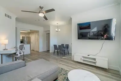 Image de Charming 3br/2ba w/ Pool | Gym | Laundry | 65\" Tv