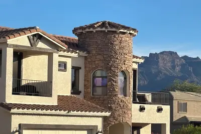 Image de Relax at a 4 bedroom retreat at the base of the iconic Superstition Mountains!