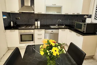 Image de Spacious 4-bedroom apartment in central İstanbul close to metro line