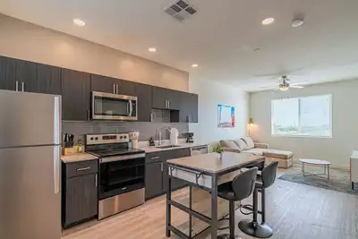 Image de Peaceful 2br2ba, Pool, Gym & Laundry Inside