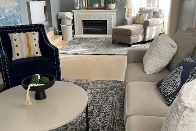 Image de Cozy and comfortable  3-bedroom in-city retreat! Close to downtown and stadium!