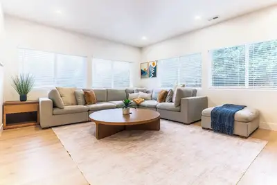 Image de 7br Modern Home w/ Large Yard & Parking Spots