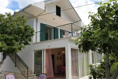 Image de Großes, strandnahes Ferienhaus in Podglavica by Interhome