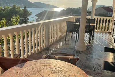 Image de mit einer überdachten Terrasse by Interhome