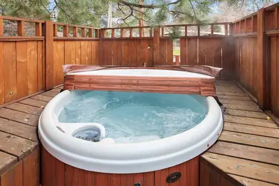 Image de Westside Living at Its Best | Hot Tub, Ev Charger & Walkable Bend Location