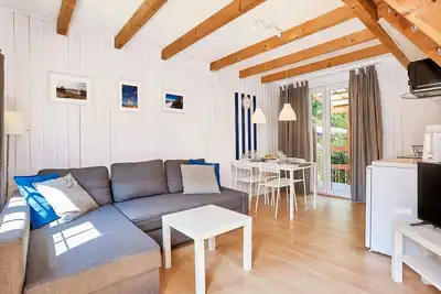 Image de Bootshaus mit Schwimmbad by Interhome