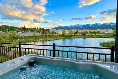 Image de 3 King Bed | Luxury Condo | Hot Tub | Sleeps 10