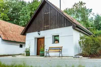 Image de Weinfass-Chalet für 4 in Grub an der March by Interhome