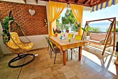 Image de mit überdachter Terrasse und Balkon am Strand mit Meerblick by Interhome