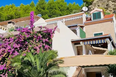 Image de mit überdachter Terrasse am Strand mit Meerblick by Interhome