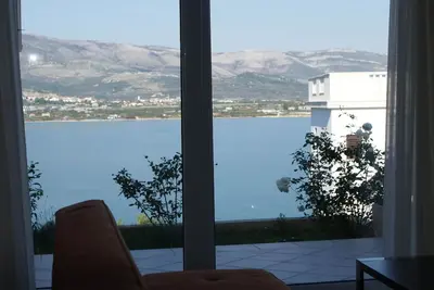 Image de Wohnung 1 im Erdgeschos mit Terrasse und Meerblick by Interhome