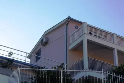 Image de Erdgeschosswohnung mit Terrasse und Meerblick by Interhome