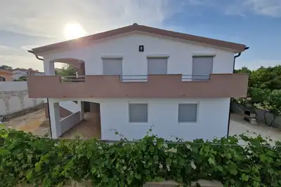 Image de Gemütliche Erdgeschosswohnung Ema mit Terrasse by Interhome